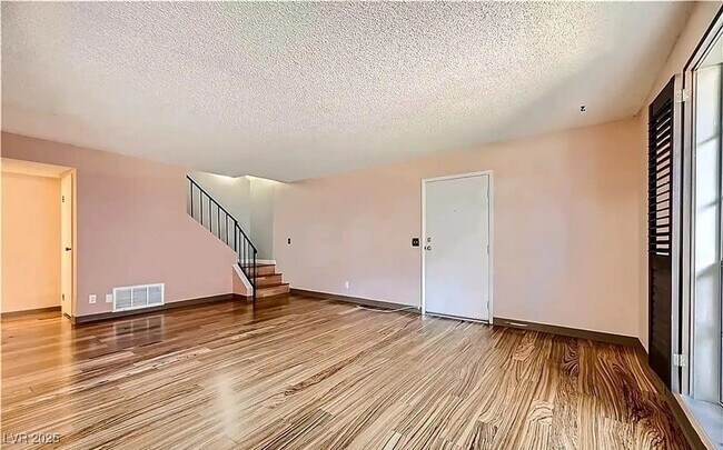 Foto del edificio - 3045 Pinehurst Dr