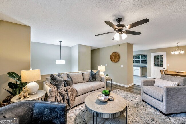 Building Photo - 8008 Clearview Cir