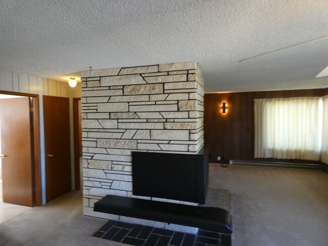 Building Photo - Central Duplex with View