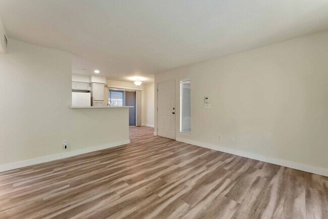 Building Photo - Cozy Ground Floor Condo!