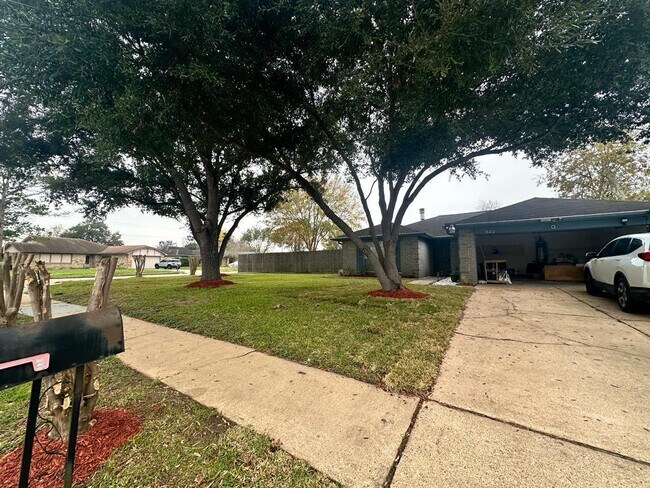 Building Photo - 522 Oakdale Dr