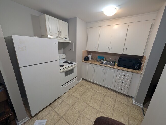 Photo du bâtiment - Comfortable 1-Bedroom Apartment – Heat & H...