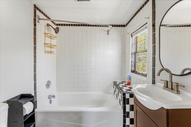 Building Photo - Charming Studio in a Great Location – $1,100/month