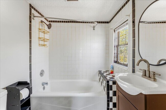 Foto del edificio - Charming Studio in a Great Location – $1,100/month