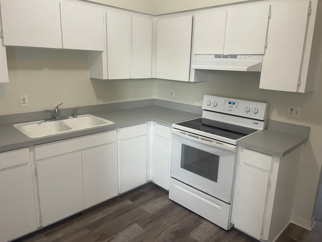 Foto principal - 665 E Iris Dr