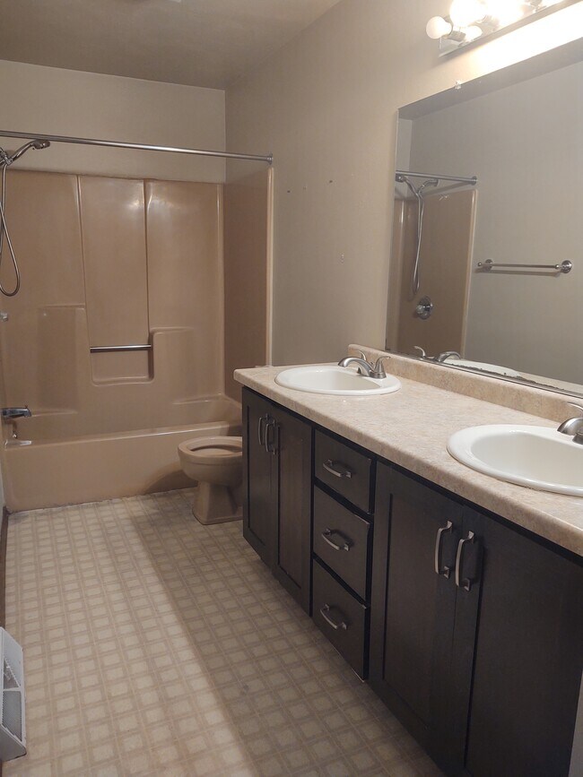 Full bath - 11 Shamrock Ct