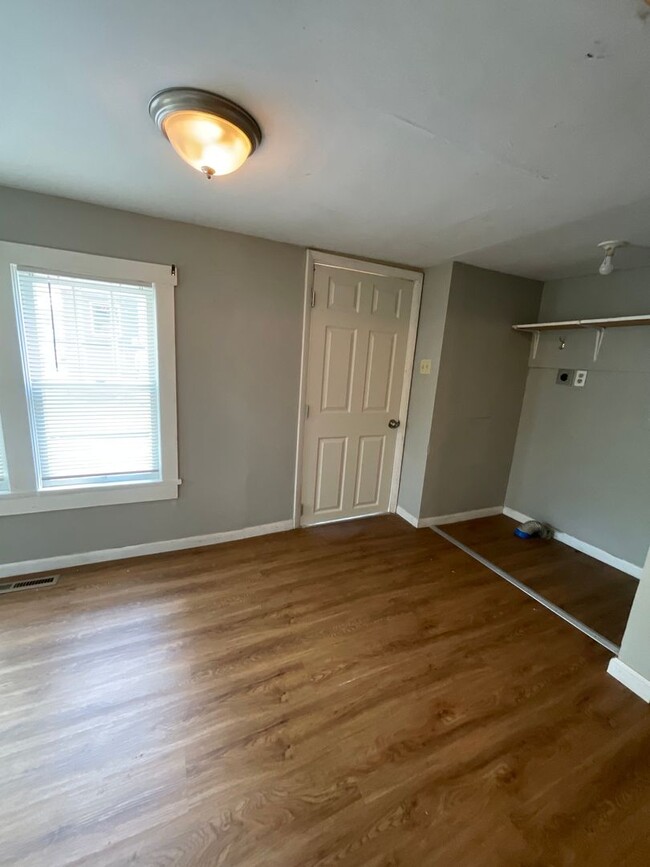 Building Photo - Nice 2 Bedroom 1 Bathroom Home