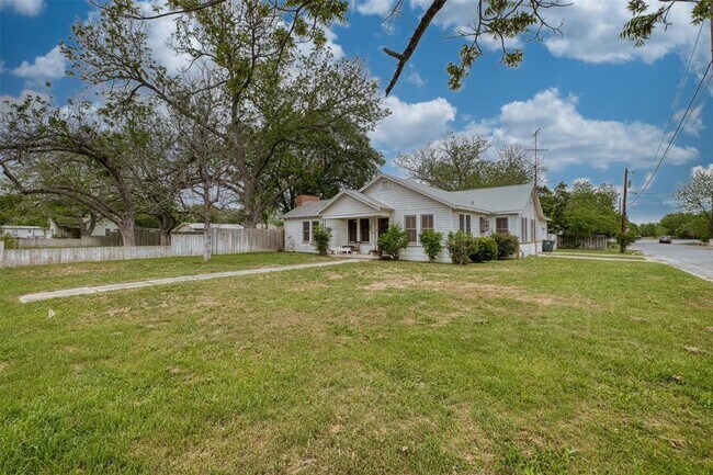 Building Photo - 500 W Austin St