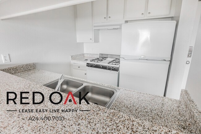 Building Photo - Beautifully Remodeled One Bedroom with Ton...