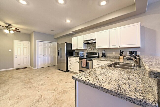 Foto del edificio - Completely remodeled and furnished Waterfr...