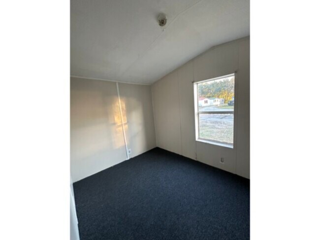 Foto del edificio - 5675 Saufley Field Rd