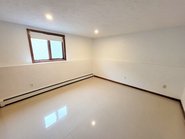 Building Photo - 218 Conant St