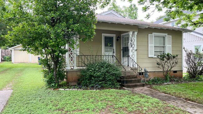 Building Photo - Bungalow Featuring 3 Bedroom, 1 Bath in th...