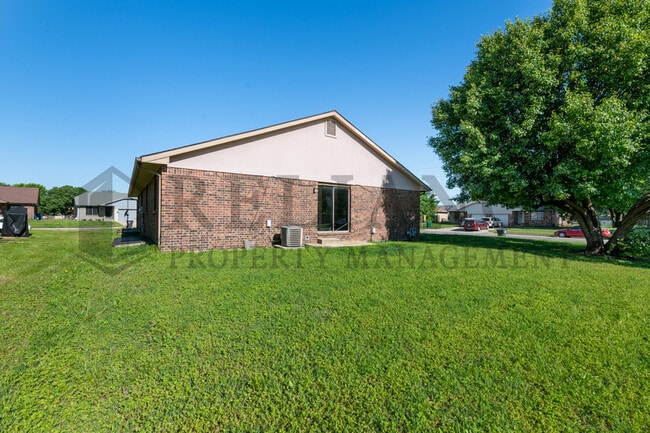 Building Photo - 6903 W O'Neil St