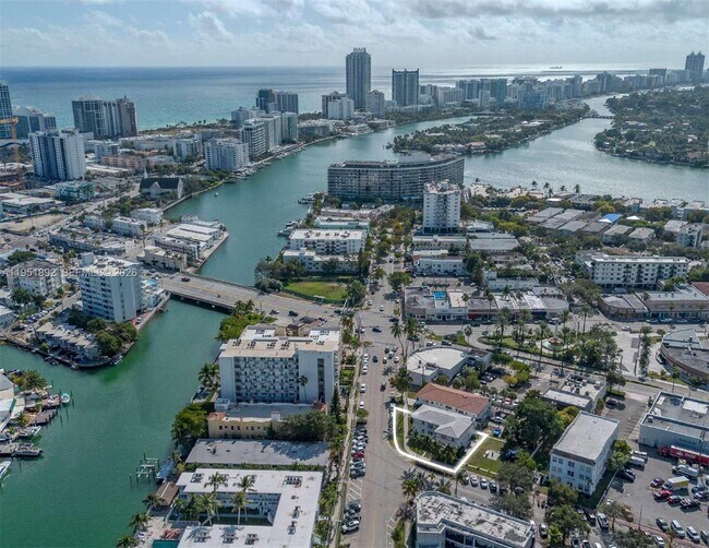 Foto del edificio - 7124 Bay Dr