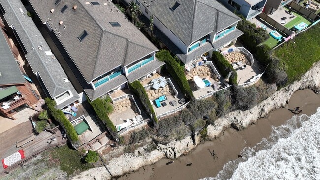 Building Photo - 6581 Del Playa Dr