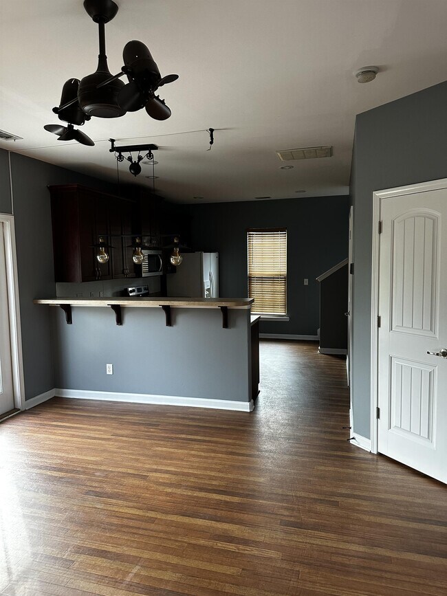 Foto del edificio - 46 Twin Oaks Pl