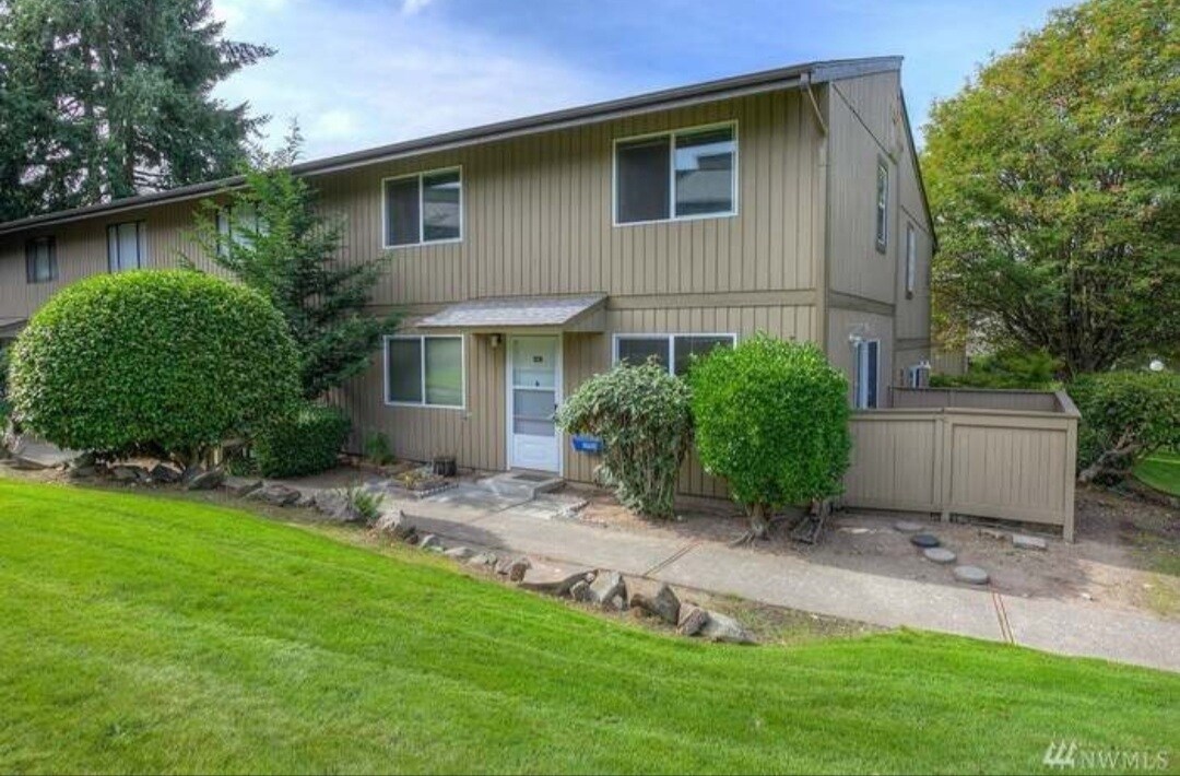 Corner lot with enclosed patio - 6012 N 15th St