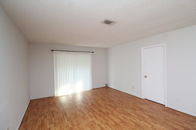 Building Photo - Updated 2BR/2BA Apartment Near UWF, Cordova Mall & Pensacola Airport