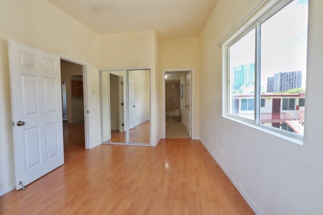 Building Photo - 1095