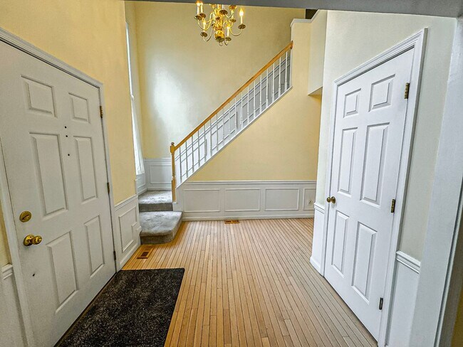 Foto del edificio - Fantastic 4 Bed 3.5 Bath Colonial Home Sitting On A Large Private Lot In Desired Old Bridges Estates