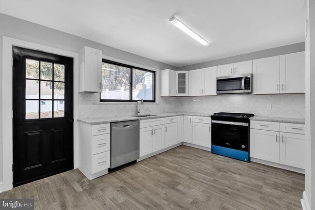Building Photo - 382 Martin St