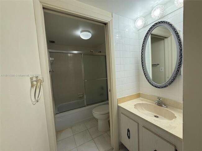 Building Photo - 1 bedroom in Hallandale FL 33009