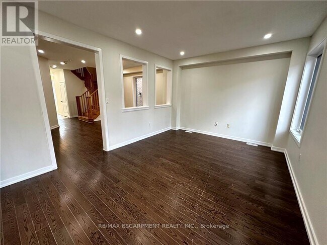 Building Photo - 7 Abercrombie Cres