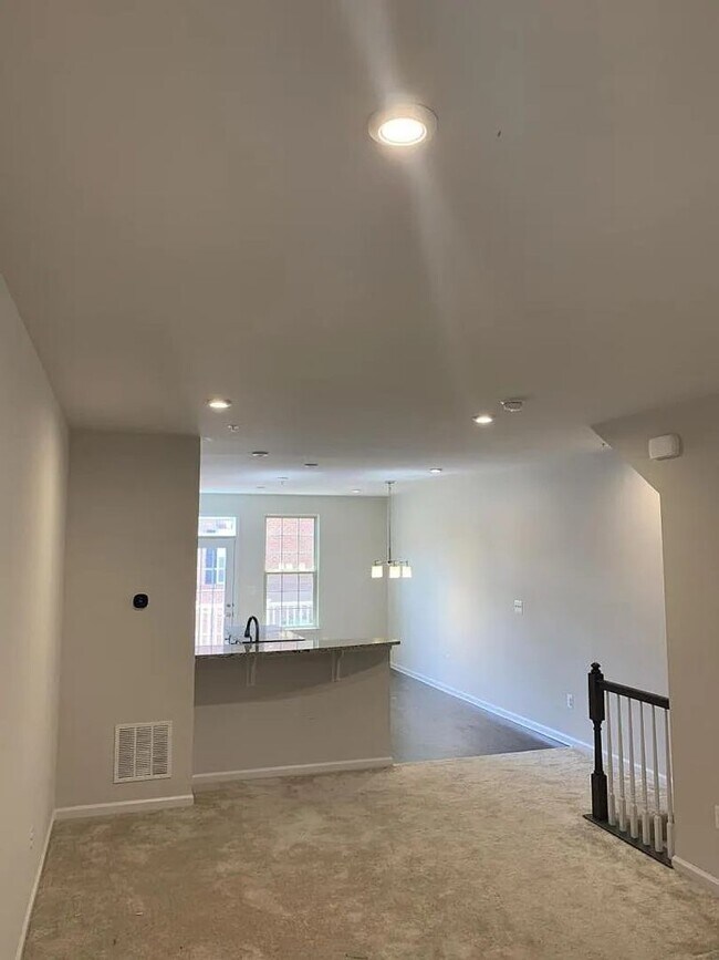 Foto del edificio - Modern 2BR + Office Townhome with Garage &...
