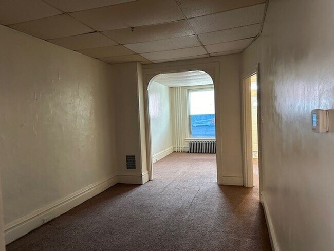 Building Photo - 4 Bedroom 2 Bathroom Row Home For Rent In ...