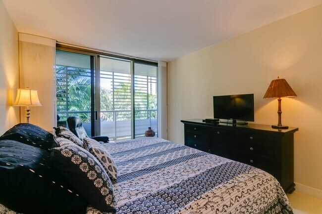 Foto del edificio - Fully Furnished 2 bedroom in Waikiki! One-...