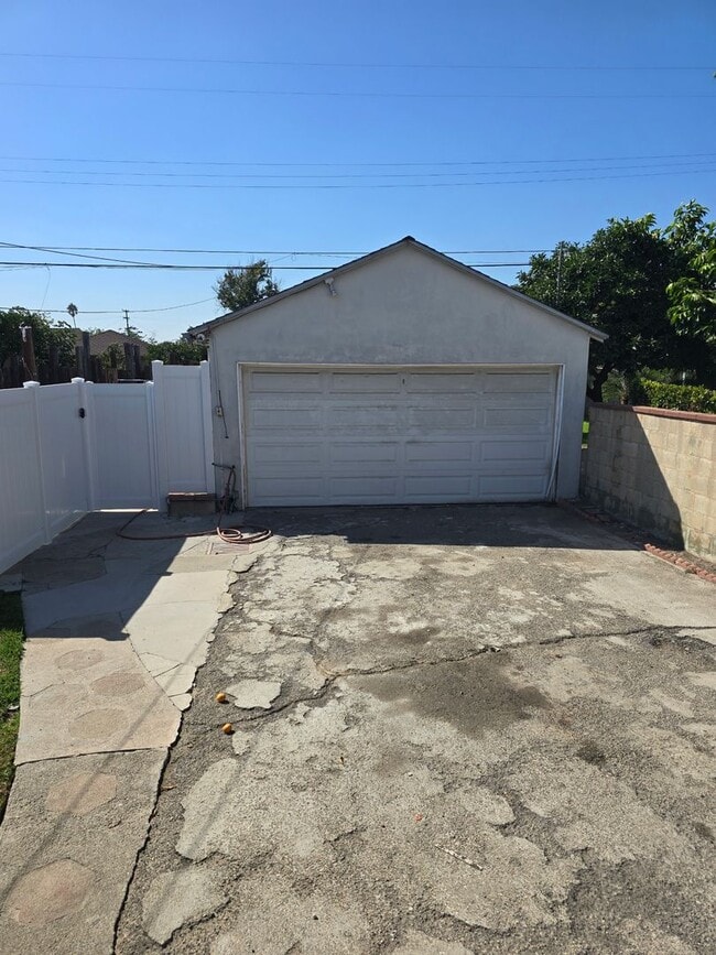 Building Photo - BEAUTIFUL COZY 2 BED 1 BATH HOUSE!