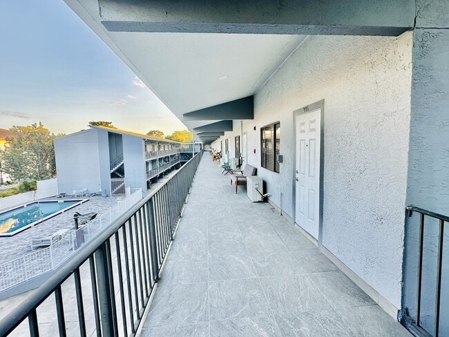 Foto del edificio - 826 Wiggins Pass Rd