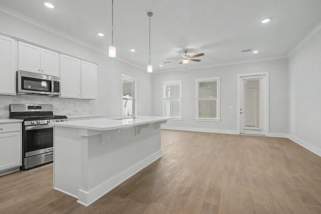 Foto del edificio - 3065 Four Oaks Blvd