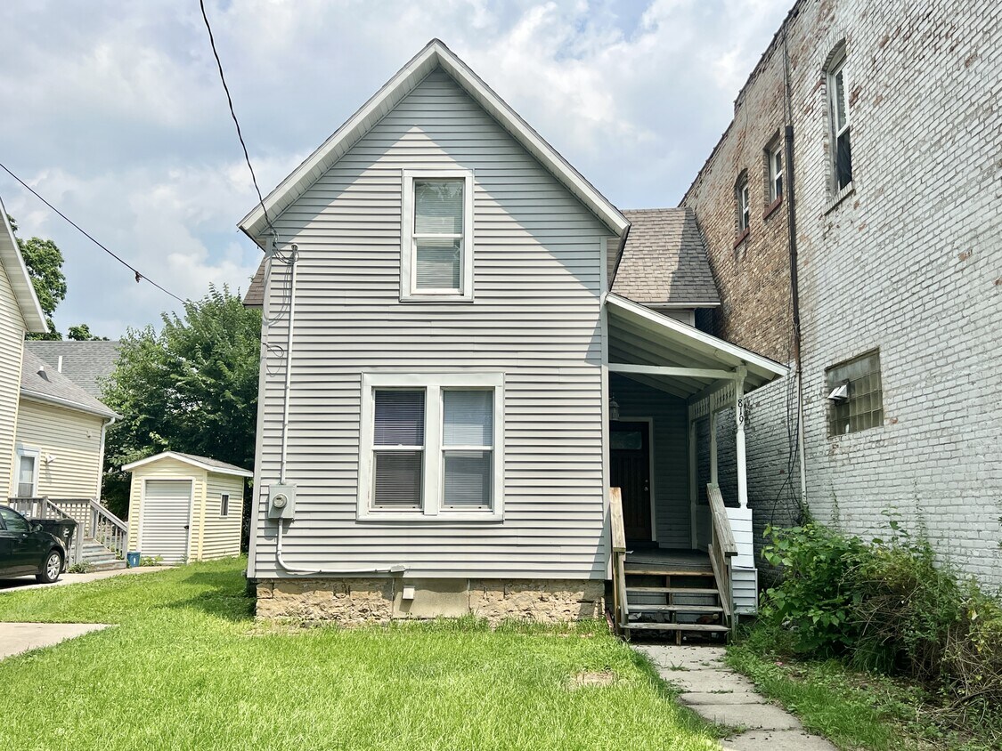 Foto principal - 819 St Lawrence Ave