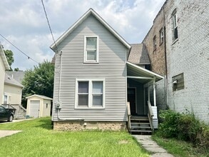 Building Photo - 819 St Lawrence Ave