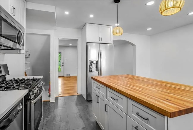 Building Photo - 3 Bedrooms 1.5 Bathrooms Recently Renovated