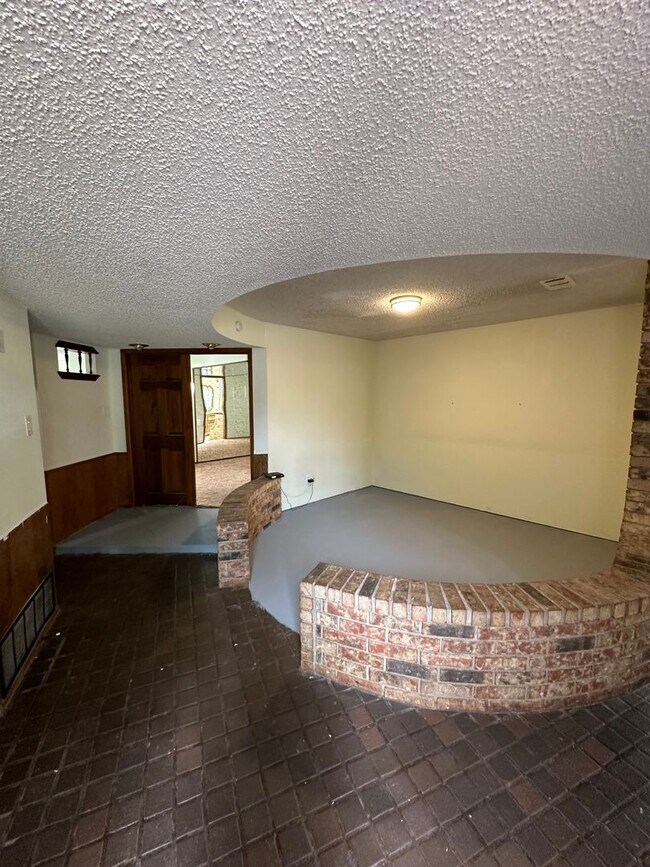 Foto del edificio - A Large 2 Bed with Sauna and walk in Jacuzzi! Large Rec Room!