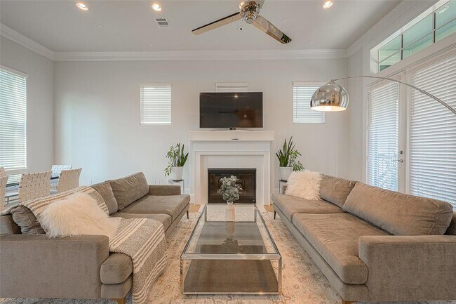 Building Photo - 4041 Woodshire Vlg Ests