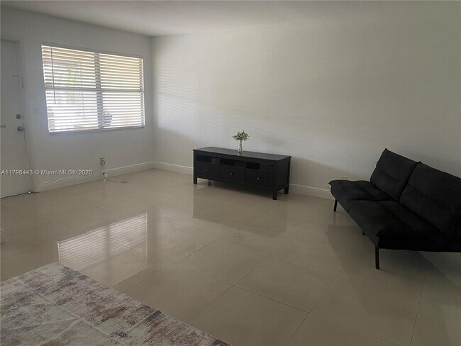 Foto del edificio - 300 Layne Blvd