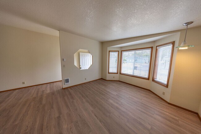 Building Photo - One Level Ranch Home - Three Bedrooms - Ju...