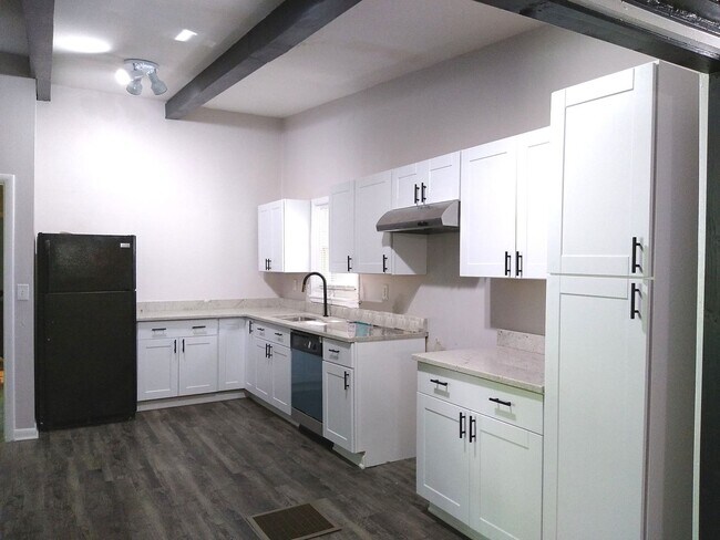 Building Photo - 3 bedroom 1.5  bath in East Point, GA