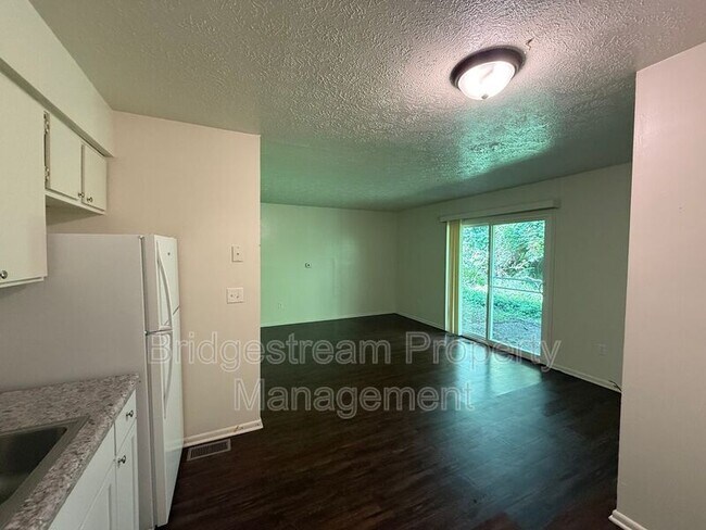 Foto del edificio - 3001 Idylwilde Blvd
