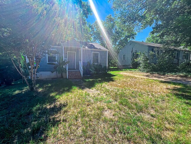 Foto del edificio - Charming bungalow 2 Bedrooms, 1 Bathroom in Winston Salem