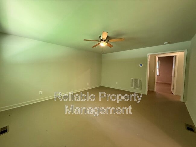 Building Photo - 727 Locust Ln