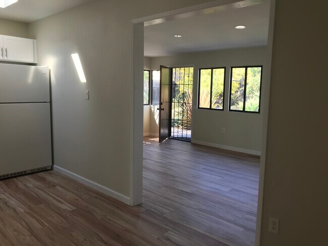 Vista de la sala familiar desde la cocina - 3112 Idlewild Way