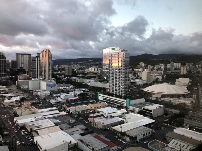 Mauka Views at Sunset - 1001 Queen St