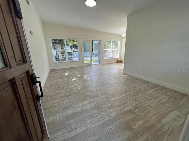 Foto del edificio - 5037 Lake Howell Rd