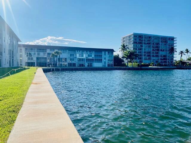 Building Photo - 2936 Lake Shore Dr