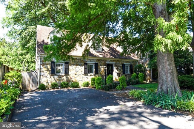 Building Photo - 6127 Brook Dr